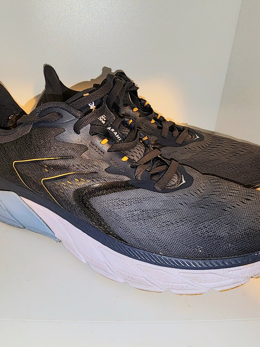 The HOKA ONE ONE Arahi 5 in Ombre Blue mens size 8 with replacement insole